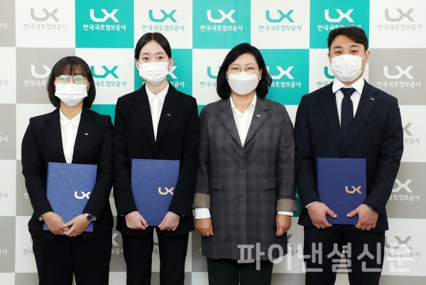 오애리 LX 경영이사(사진 왼쪽에서 세 번째)가 10일 전북혁신도시 LX 본사에서 장애인 신입직원 임용장 수여식 후 기념촬영을 하고 있다. (사진=LX)