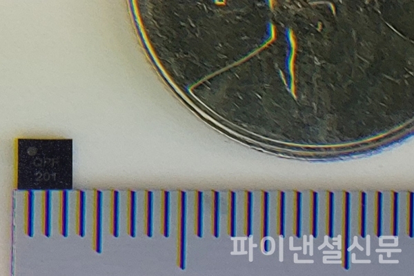LG U+와 '아이씨티케이 홀딩스', '이와이엘', LG CNS와 손잡고 개발한 IoT 단말용 초소형 양자보안칩과 100원짜리 동전의 크기를 비교하는 모습. (사진=LG U+)