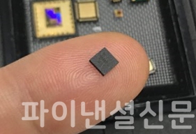 이번에 개발된 IoT 단말용 초소형 양자보안칩을 검지 손가락에 올려놓은 모습. (사진=LG U+)