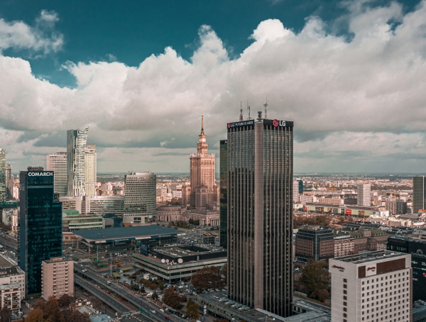 LG가 폴란드 바르샤바 옥스포드 타워에 옥외 광고를 설치하고 브랜드 알리기에 나섰다./사진=LG
