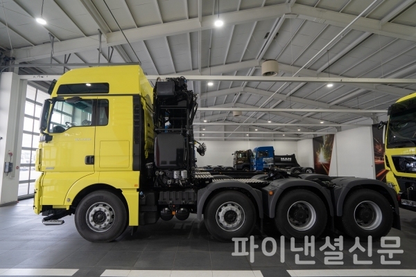 최대 250톤 견인 능력 갖춘 'MAN TGX 640마력 8X4/4 트랙터' 측면 모습 (사진=만트럭버스)