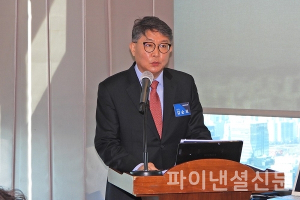 김순모 아이퀘스트 대표가 19일 서울 여의도에서 열린 기자간담회에서 회사소개와 상장 후 계획에 대해 설명하고 있다. (사진=황병우 기자)