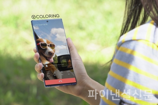 SK텔레콤이 숏폼 영상을 활용한 '보이는 컬러링' 서비스 'V 컬러링'을 24일부터 선보인다고 22일 밝혔다. 사진은 전화를 걸자 수신자가 설정한 영상이 발신자 폰에서 재생되는 모습. (사진=SK텔레콤)