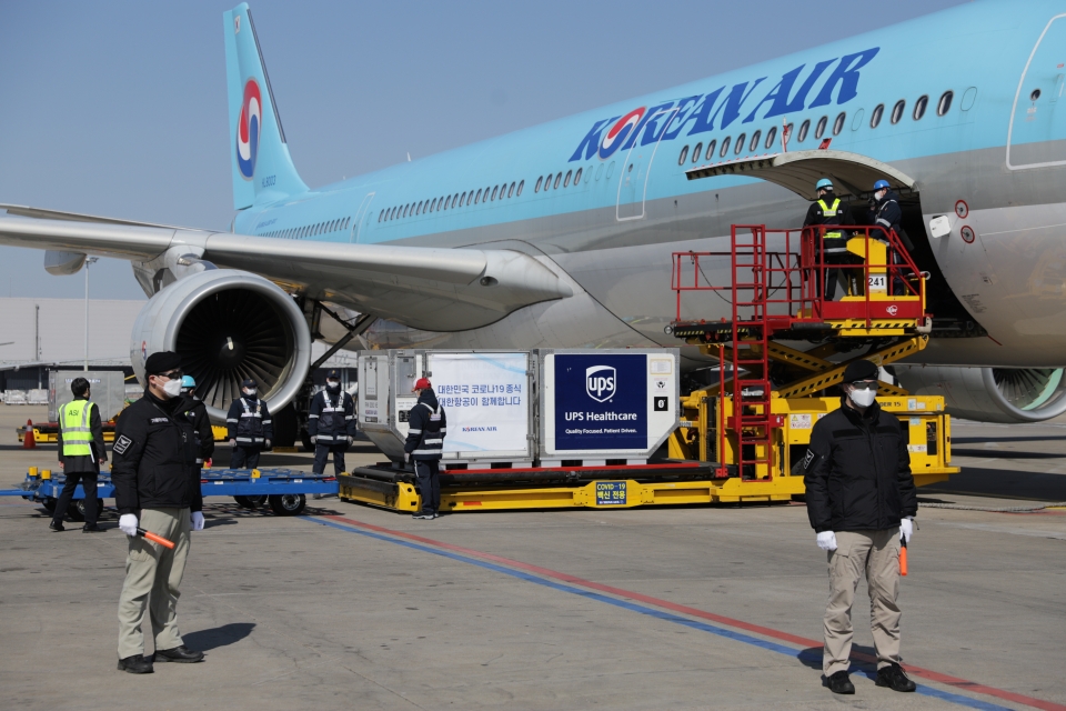 26일 낮 12시경 인천공항 화물터미널에 네덜란드 암스테르담발 KE9926편으로 국내에 첫 도착한 화이자 백신을 관계자들이 항공기로부터 내리고 있ek./ 사진=관세청<br>