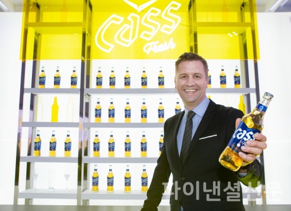 오비맥주 배하준 사장이 '올 뉴 카스'를 선보이고 있다. (사진=오비맥주)