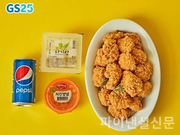 GS25에서 선보인 쏜살치킨과 증정품 모습 (사진=GS25)