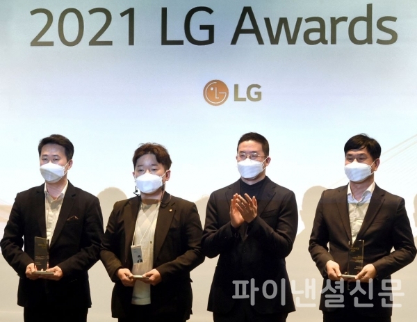 30일 오후 서울 마곡 LG사이언스파크에서 개최한 'LG 어워즈(Awards)'에서 구광모 LG 대표가 일등LG상 수상자들과 기념 촬영을 하고 있다./사진=LG