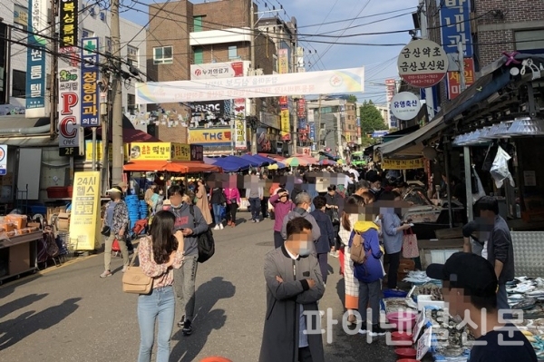 정부 긴급재난지원금 지급이 시작된 지 2주가 지난 후 서울 양천구 한 시장에 시민들이 장을 보는 모습. (사진=황병우 기자)