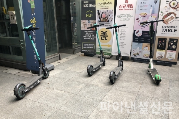 서울 합정역 인근 장애인용 엘리베이터 앞에 무질서하게 방치된 공유 전동 킥보드들. (사진=황병우 기자)
