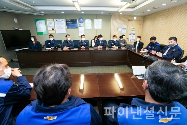 한국지엠 카허 카젬 사장(오른쪽 첫번째)이 21일, GM의 자동변속기를 생산하고 있는 충남 보령공장을 방문해 보령공장 임직원들과 소통하는 모습. (사진=한국지엠)