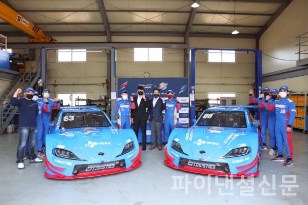 CJ로지스틱스와 팩트코리아 관계자가 새롭게 랩핑된 경주차와 포즈를 취하고 있다. (사진=CJ로지스틱스레이싱)