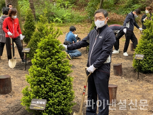 최병암 산림청장이 28일 서울시 동대문구 국립산림과학원에서 진행된 나무심기 행사에서 연예인 홍보단과 함께 주목을 심고 난 다음 기념촬영에 임하고 있다. (촬영=임영빈 기자)