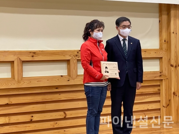 최병암 산림청장(오른쪽)이 28일 서울 동대문구 국립산림과학원에서 열린 '2020 탄소중립 위한 나무심기 산림청 홍보대사' 위촉식에서 이자연 대한가수협회장에게 위촉패를 전달 후 기념촬영에 임하고 있다. (촬영=임영빈 기자)