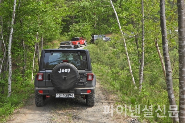 마운틴 트레일 코스를 주행하는 지프 차량들 (사진=황병우 기자)