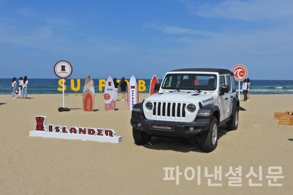 양양 서퍼비치 해변에 멋지게 서있는 지프 랭글러 아일랜더 에디션 (사진=황병우 기자)