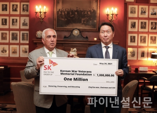 대한상의 회장을 겸하고 있는 최태원 SK그룹 회장(오른쪽)이 24일 오후(현지 시각) 미국 워싱턴 D.C. 메트로폴리탄클럽에서 '추모의 벽' 건립기금 100만 달러를 존 틸럴리 한국전참전용사추모재단 이사장(전 주한미군사령관)에게 기부하고 있다. (사진=대한상의 제공)