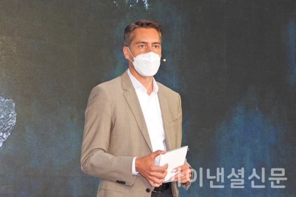 르네 코네베아그 아우디폭스바겐코리아 그룹사장이 전시 첫날 열린 기자 간담회에서 아우디폭스바겐코리아가 속한 폭스바겐그룹의 탄소중립 목표와 플랫폼을 기반으로 한 전동화 전략에 대해 발표하고 있다. (사진=황병우 기자)