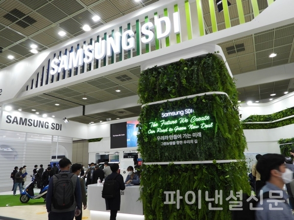 삼성SDI 배터리 탑재 '레인지로버 PHEV'를 전시한 삼성SDI 부스 (사진=황병우 기자)