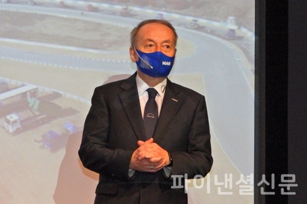만트럭버스코리아 막스 버거 사장이 한국법인 대표로서 그 동안의 소회와 성과 및 향후 리콜 계획에 대해 소개하고 있다. (사진=황병우 기자)