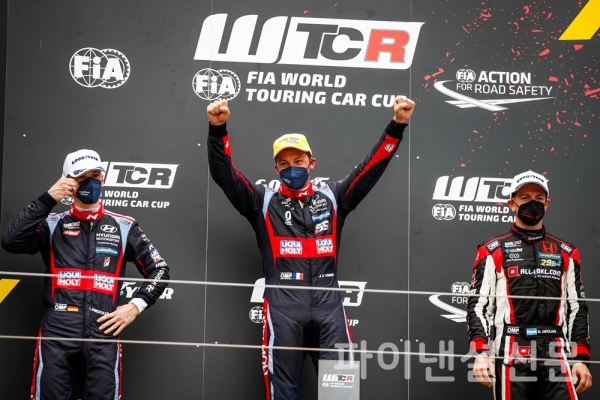 6월 3~5일 열린 2021 WTCR 개막전 두 번째 결승 레이스에서 1, 2위 오른 엥슬러 현대 N 리퀴몰리 레이싱팀 선수들(왼쪽부터 루카 엥슬러, 잔 칼 버네이, 네스터 지로라미(올 인클 닷컴 뮤닉 모터스포츠) 선수) (사진=현대차)