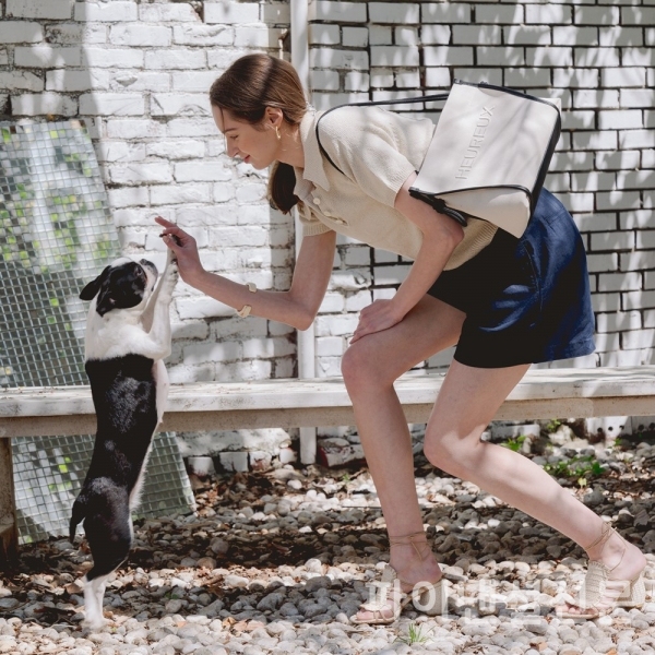 비건 패션 브랜드 '오르바이스텔라'는 강아지 간식 320여개를 '동물권행동 카라' 유기견 보호센터에 기부했다. (사진=오르바이스텔라)