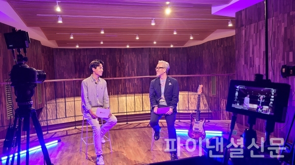 '봄여름가을겨울'의 기타리스트 김종진 씨(오른쪽)와 '재즈피플'의 류희성 기자(왼쪽)가 예술·공연 콘텐츠의 해설영상을 촬영하는 모습. (사진=LG유플러스)