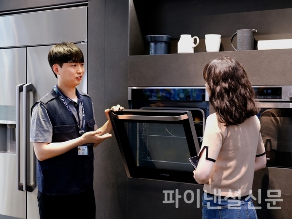 삼성전자서비스 엔지니어가 출장 점검 서비스를 제공하는 모습. (사진=삼성전자서비스)