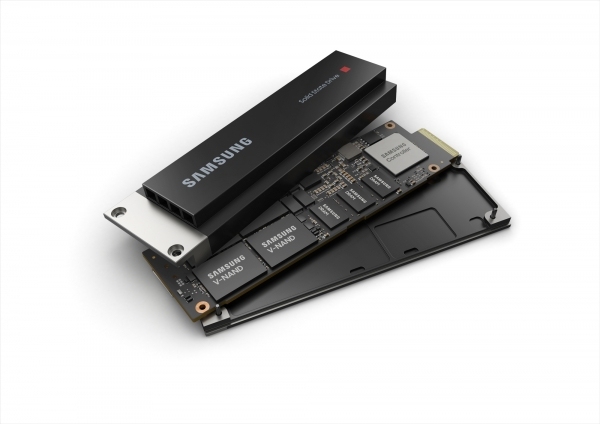 삼성전자가 양산을 시작한 데이터센터 전용 고성능 SSD PM9A3 E1.S 모습 (사진=삼성전자)