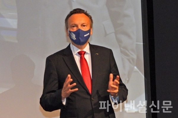 만트럭버스코리아 토마스 헤머리히 신임 사장이 리콜 계획의 구체적 실행 방안에 대해 발표하고 한국법인 신임 대표로서 소감을 이야기하고 있다. (사진=황병우 기자)
