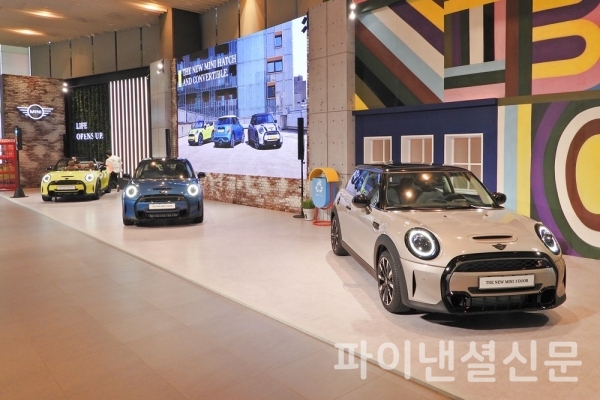 서울 남산 스테이트 타워에 전시된 MINI 패밀리 (사진=황병우 기자)