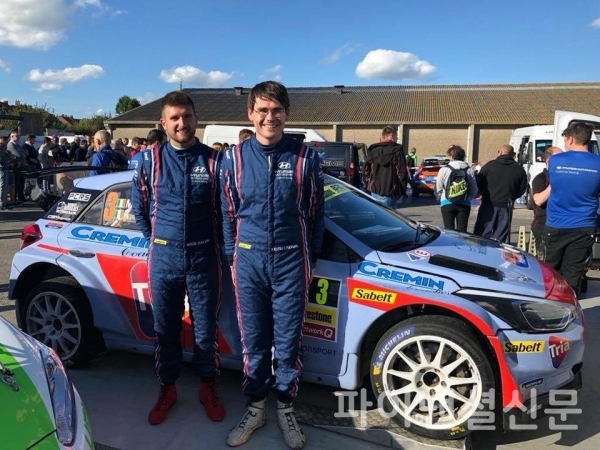 지난 2018년 현대 i20 WRC R5 경주차 앞에 서있는 키이스 크로닌 선수(오른쪽) (사진=키이스 크로닌 SNS)