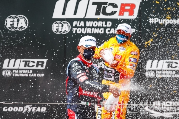 지난  10~11일 열린 ‘2021 WTCR’ 3라운드 스페인전 첫 번째 결승 레이스에서 우승을 차지한 BRC 현대 N 루크오일 스쿼드라 코르세팀의 가브리엘 타퀴니(Gabriele Tarquini) 선수가 세레모니를 하고 있는 모습 (사진=현대차)