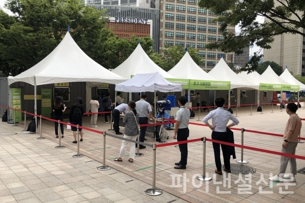 서울광장 임시선별검사소는 오후 12시 30분부터 1시 30분까지 1시간 가량 소독으로 잠시 운영이 중단된다. 소독 시간 이전에 시민들이 검사를 받는 모습. (사진=황병우 기자)