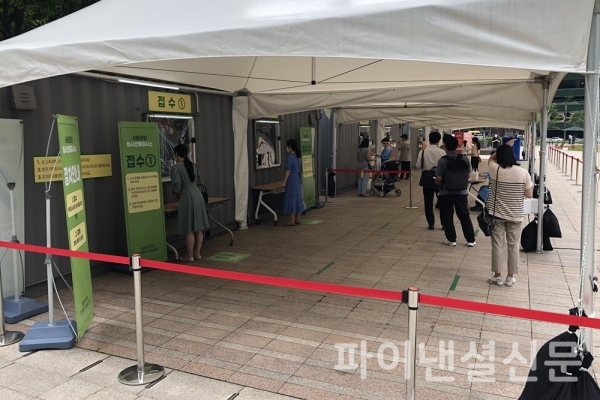 서울시는 임시선별검사소 설치 및 재운영과 함께 기존 보건소 선별 검사소를 확대 운영한다. 사진은 13일 오후 12시 경에 서울광장 임시선별검사소에서 시민들이 검사를 받는 모습. (사진=황병우 기자)