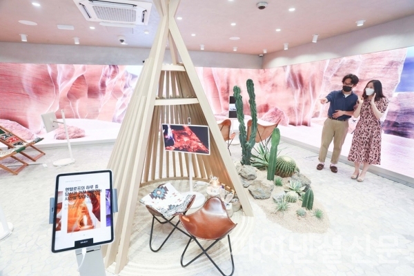 인디언 컨셉으로 전시된 강남 복합문화공간 '일상비일상의틈' (사진=LG유플러스)