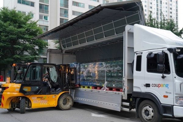 쿠팡 트럭을 통해 정전 피해를 입은 부천시 한 아파트 단지에 냉매제가 전달되고 있다. (사진=쿠팡)