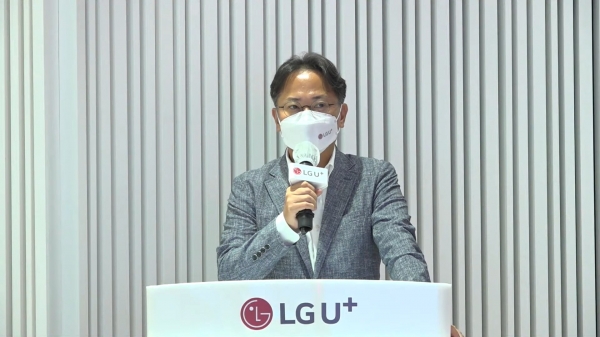 LG유플러스 홈/미디어사업그룹장 최창국 상무가 12일 온라인으로 진행된 기자간담회에서 미디어 사업 강화 전략에 대해 설명하고 있다. (화면캡처=황병우 기자)