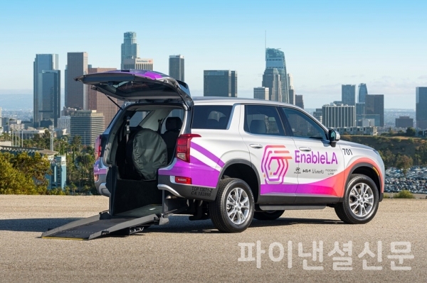 장애인이 휠체어 탑승 상태로 차량에 진입할 수 있도록 개조된 현대 팰리세이드 (사진=현대차)