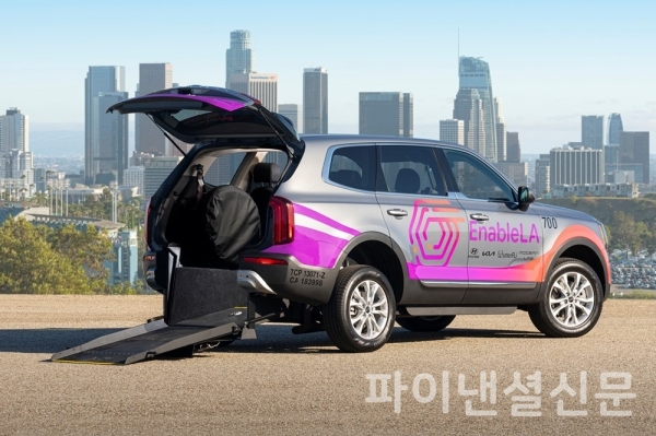 장애인이 휠체어 탑승 상태로 차량에 진입할 수 있도록 개조된 기아 텔루라이드 (사진=기아)