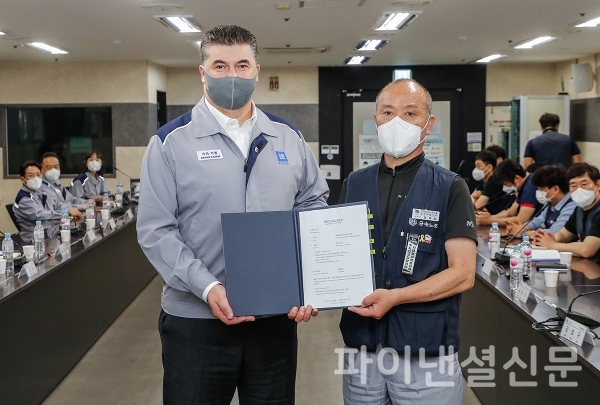 한국지엠주식회사 노사는 27일, 2021년 임금협상 합의안에 대한 조인식을 갖고 올해 임금 교섭을 공식 마무리했다. 사진은 카허 카젬 한국지엠 사장(왼쪽), 금속노조 한국지엠지부 김성갑 지부장(오른쪽)이 2021년 임단협 합의서에 서명 후 합의서를 들고 기념 촬영을 하는 모습. (사진=한국지엠)