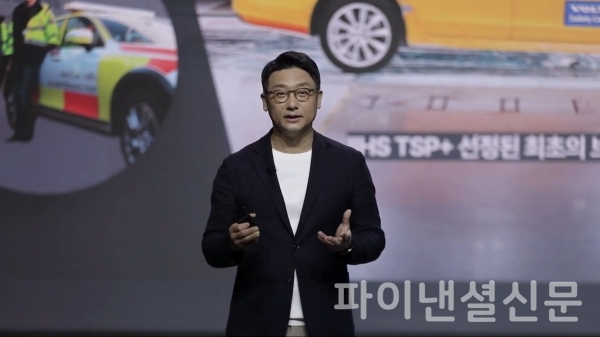 14일 온라인으로 진행된 기자간담회에서 통합형 SKT 인포테인먼트 서비스를 탑재한 신형 볼보 XC60을 소개하는 볼보차코리아 이윤모 대표 (화면캡처=황병우 기자)