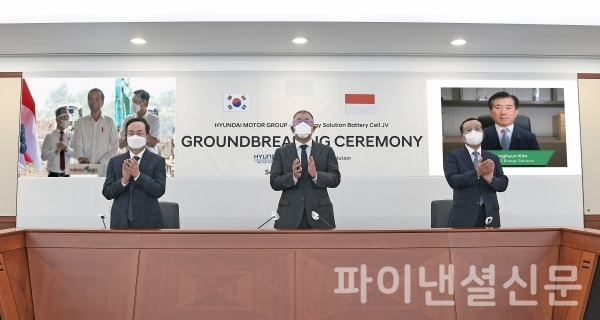 인도네시아에서 진행된 배터리셀 합작공장 기공식 행사 중 인도네시아 조코 위도도 대통령(왼쪽 상단 화면)이 착공 버튼을 누르고 있다. 현대차그룹 정의선 회장(앞줄 가운데), 현대차그룹 김걸 사장(앞줄 왼쪽), 현대모비스 조성환 사장(앞줄 오른쪽)이 현대차그룹 양재동 사옥 회의실에서 온라인 화상 연결을 통해 함께 축하하고 있다. LG에너지솔루션 김종현 사장(오른쪽 상단 화면)도 화상 연결을 통해 참석했다. (사진=현대차그룹)