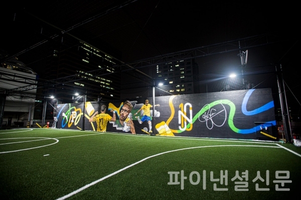 서울 양천구 홈플러스 목동점 6층에 위치한 '피치 푸마 목동'의 야간 전경 (사진=푸마)