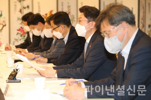 이억원 기재부 1차관이 15일 정부서울청사에서 열린 제35차 혁신성장 전략점검회의 겸 코로나 정책점검회의 겸 한국판뉴딜 점검 TF를 주재하고 있다./사진=연합뉴스