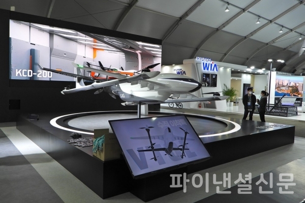 서울 ADEX 2021에서 LIG넥스원이 공개한 수직이착륙(VTOL) 비행기 모형 (사진=황병우 기자)