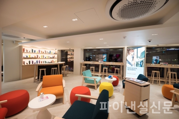 리뉴얼 마친 아이코스 스토어 광화문점 2층 베이핑존 (사진=한국필립모리스)