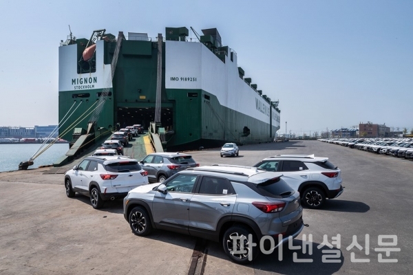 쉐보레 트레일블레이저가 인천항 부두에서 글로벌 수출을 위해 선적되고 있는 모습 (사진=한국지엠)
