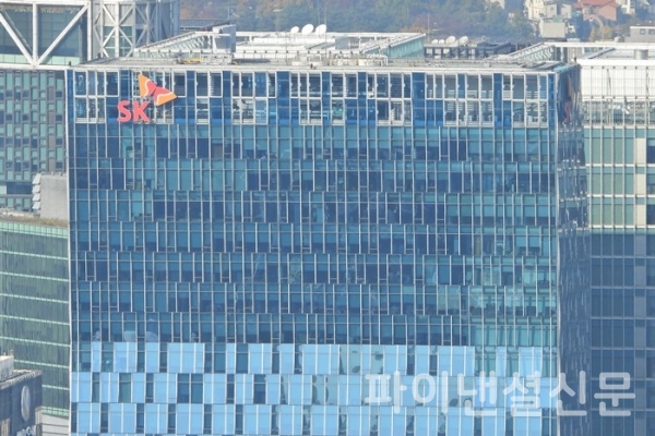 SKT가 비교적 양호한 2021년 3분기 실적을 달성했다. 사진은 서울 남산에서 촬영한 SKT 을지로 T타워 (사진=황병우 기자)