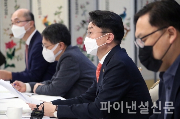 이억원 기획재정부 1차관(오른쪽 두 번째)이 19일 오전 정부서울청사에서 열린 '제39차 혁신성장 전략점검회의 겸 코로나 정책점검회의 겸 한국판뉴딜 점검 TF 겸 제33차 물가관계차관회의'에서 발언하고 있다./사진=연합뉴스
