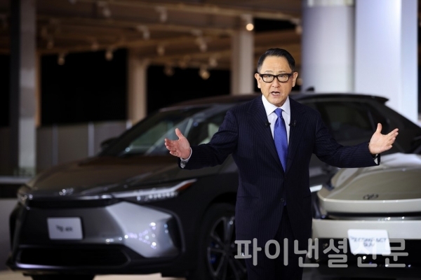 토요타자동차 토요타 아키오 사장이 일본 도쿄 메가웹에서 진행된 미디어 설명회에서 BEV를 포함한 토요타와 렉서스의 전동화 전략을 발표하고 있다. (사진=토요타자동차)
